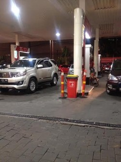 Dari Jazz Hingga Fortuner Isi BBM Subsidi Hingga Penuh di SPBU Kuningan