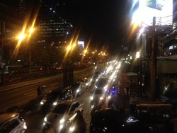 Antrean SPBU Kuningan Bikin Jalur Lambat Parkir, Polisi Atur Arus Lalu Lintas