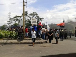 Mahasiswa di Bogor Blokir Gerbang Tol Ciawi, Arah Jakarta Tersendat