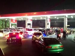 Antrean di SPBU Surabaya Mengular Sebelum Harga Baru Diumumkan