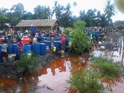 Tangki Berkapasitas 3.000 Ton Ambruk, Warga Dumai Pesta Minyak Goreng