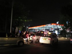 SPBU Matraman Dipadati Puluhan Mobil dan Motor, Lalin Macet