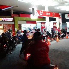 Ada Kabar Harga BBM Diumumkan Naik Malam ini, SPBU di Cikini Diserbu Pengendara
