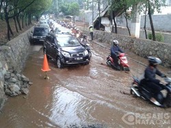 Genangan 1 Meter di Jl TB Simatupang Surut, Lalin Masih Macet