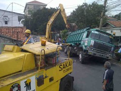 Jalan Amblas, Truk Terperosok dan Timpa Dua Motor di Tanjung Barat