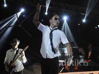 Nyanyi dan Bergoyang Bersama Slank di 'Konser MOX'