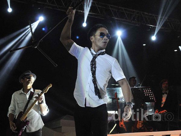 Nyanyi dan Bergoyang Bersama Slank di 'Konser MOX'