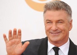 6 Selebriti yang Pernah Ditendang Keluar Pesawat