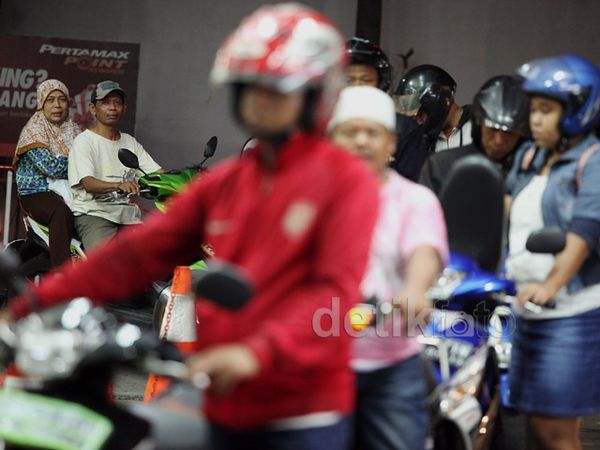 SPBU di Cikini Diserbu Warga