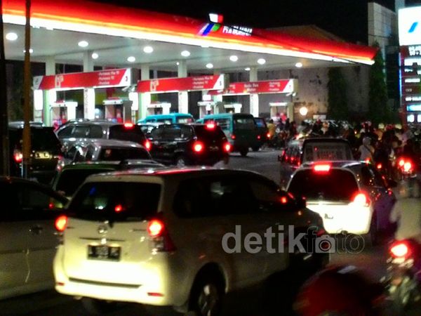 BBM Naik, SPBU di Surabaya Diserbu Warga