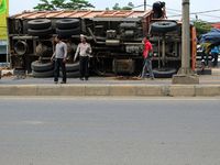 Truk Terguling di Flyover Kranji