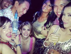 Party Bareng Farah Quinn, Payudara Nikita Mirzani Tumpah