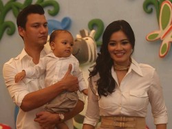 Titi Kamal Rawat Anak di Lokasi Syuting