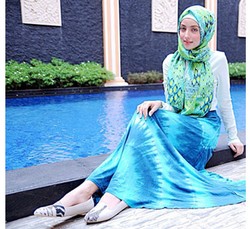 Hijab Style: Gaya Feminin Fatimah Habsyi, Perias Henna Populer di Indonesia