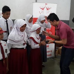 Taufik Hidayat Bantu Donasi Kacamata untuk Anak-Anak Indonesia