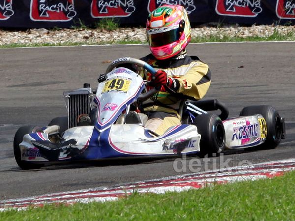 Aksi Pegokart Wanita Kezia Santoso di Eshark Karting