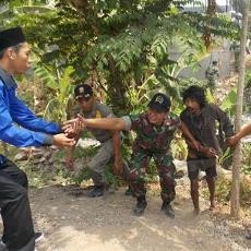 Santri dan TNI di Probolinggo Tangkapi Orgil untuk Diobati