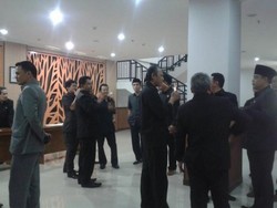 Terpampang Jelas Dilarang Merokok, Anggota Dewan Ini Tetap Mengepul