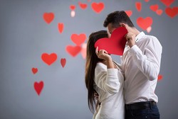 Ciuman Bisa Tularkan 80 Juta Kuman? 5 Fakta Ini Tak Kalah Mengejutkan