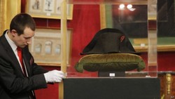 Dilelang, Topi Napoleon Laku Rp 25 Miliar
