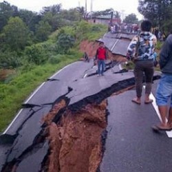 Jalan Riau-Sumbar yang Amblas Ditutup, Lalin Dialihkan via Kuansing