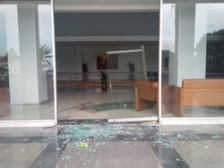 Tuntut UMK Disesuaikan Kenaikan BBM, Buruh Batam Rusak Kantor Wali Kota