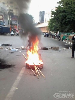Mahasiswa Bakar Ban di Cikini, Lalu Lintas Macet Parah