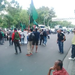 Bikin Macet, 20-an Mahasiswa dari HMI ini Orasi di Tengah Jalan di Depan Istana