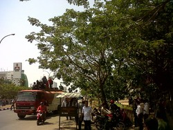 Makassar Kembali Diramaikan Demo BBM, Kali ini Mahasiswa Tutup Jalan