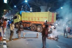 Mahasiswa Jayabaya Blokir Jalan, Pengguna Jalan Mengeluh Ganggu Lalin