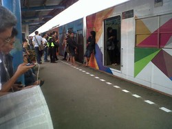 Kereta Alami Gangguan di Pesing, Penumpang Sudah 1 Jam Menunggu Harap-harap Cemas