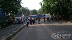KRL Mogok di Tengah Perlintasan Dekat Stasiun Pesing, Lalin Tersendat