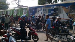 Instrumen Kena Batu di Perlintasan Duri, KRL Tangerang-Duri Mogok