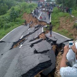 Jalan Riau-Sumbar Ambles dan Terbelah Usai Diguyur Hujan 2 Hari