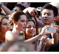 Foto: Asyiknya! Angelina Jolie Berkali-kali Layani Penggemar Foto Selfie