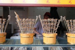 Suka Kuliner Ekstrem? Coba Icip Sate Kalajengking!
