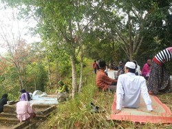 Tradisi Piknik di Pemakaman, Ada di Sumatera Barat