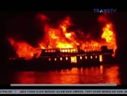 KM Cahaya Tiga Lalu Terbakar di Pelabuhan Bastiong Ternate