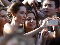 Asyiknya Selfie Bareng Angelina Jolie dan Brad Pitt