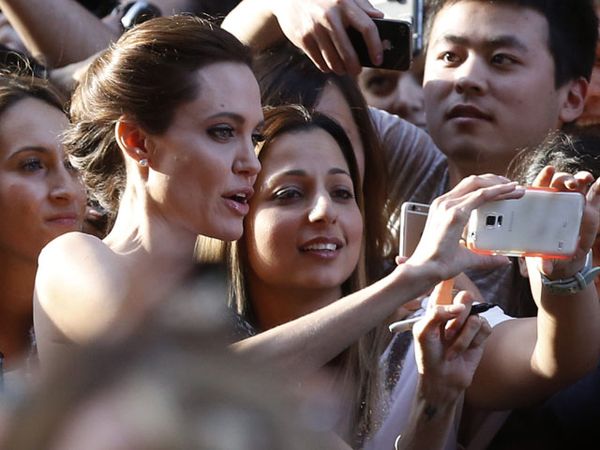 Asyiknya Selfie Bareng Angelina Jolie dan Brad Pitt