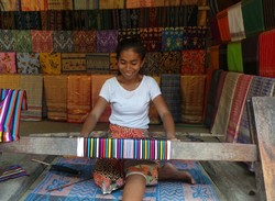 Kalau Mau Menikah di Desa Ini, Harus Bisa Menenun Kain Dulu