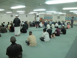 Begini Rasanya Salat di Atas Laut