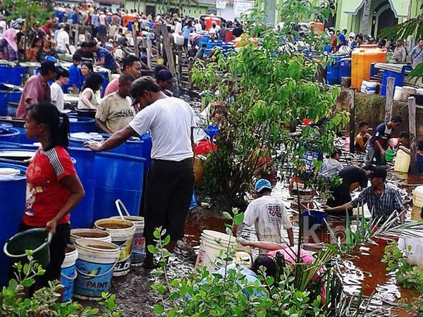 Warga Pesta Tumpahan Minyak di Dumai