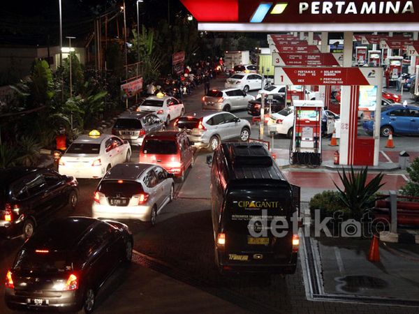 Ini Penampakan Antrean Panjang di SPBU Kuningan