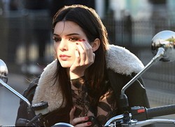 Gaya Kendall Jenner Jadi Biker Cantik