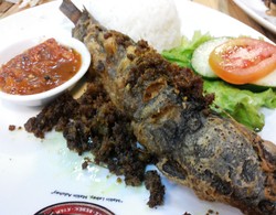 Yuk, Malam Ini Makan Pecel Lele dengan Sambal Pedas Menggigit yang Sedap!