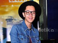 Gaya Keren Brandon Nicholas Berjaket Denim