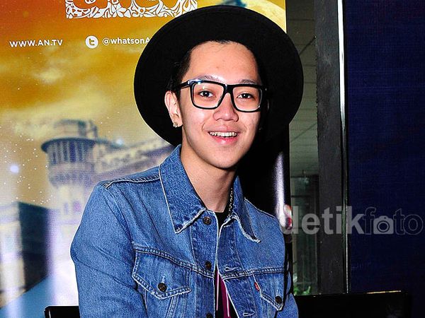 Gaya Keren Brandon Nicholas Berjaket Denim