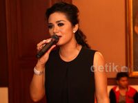 Mengintip Krisdayanti Latihan Jelang Konser Tunggal