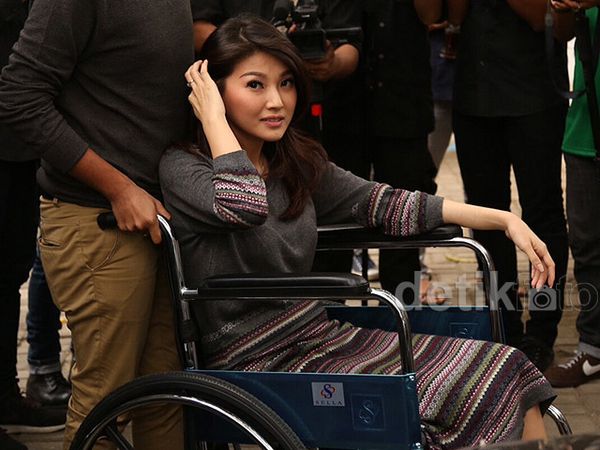 Sarwendah di Kursi Roda